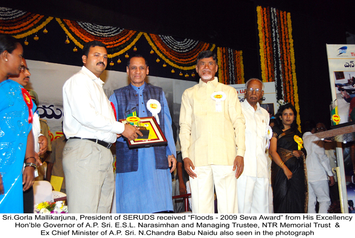 seruds receiving seva award from governor of andhra pradesh, seva award for seruds charity, seruds recognised as best charity for social activities, seruds charity in kurnool