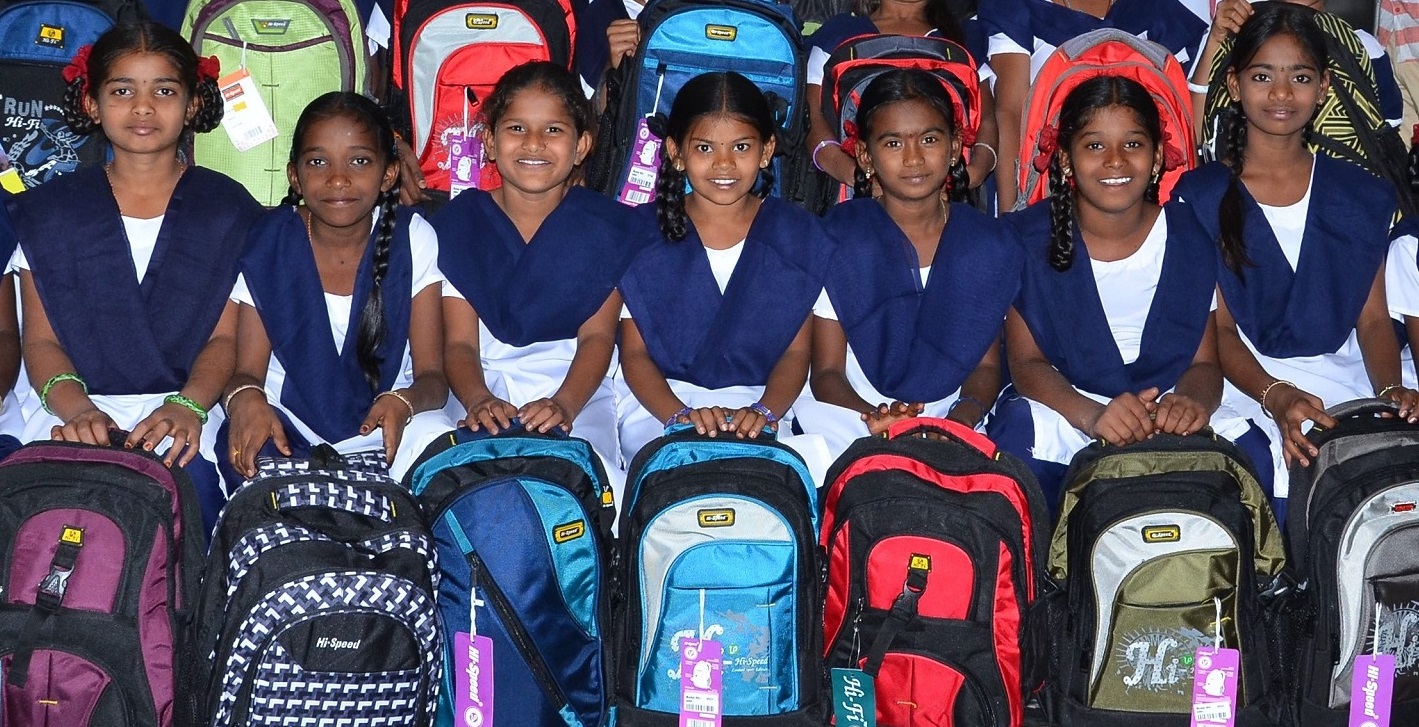 indian school children with bags